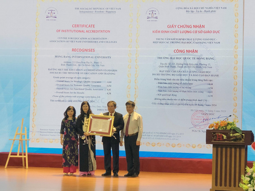 Đại diện HIU nhận Chứng nhận kiểm định chất lượng cơ sở giáo dục. (Nguồn: Vietnam+)