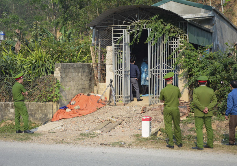 Công an tỉnh Điện Biên khám nghiệm ngôi nhà của đối tượng Bùi Văn Công và vợ là Bùi Kim Thu tại xã Thanh Nưa, huyện Điện Biên. (Ảnh: Võ Văn Dũng/TTXVN)