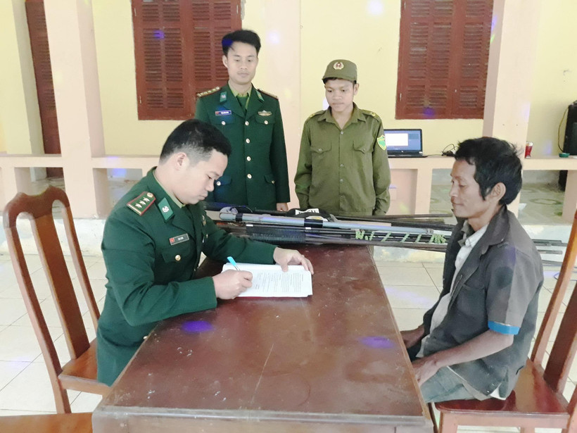 Đồn Biên phòng Cà Xèng, Bộ Chỉ huy Bộ đội Biên phòng Quảng Bình tiếp nhận thông tin, hướng dẫn người dân làm thủ tục giao nộp vụ khí, vật liệu nổ. (Ảnh: Võ Dung/TTXVN)