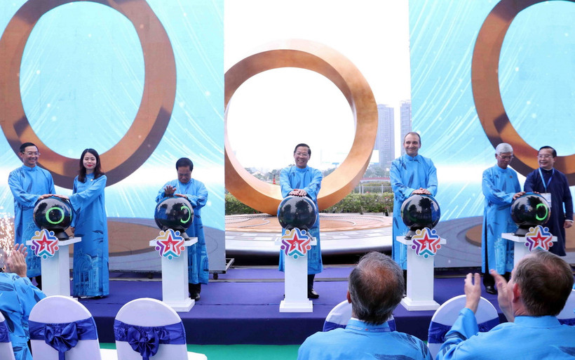 Nghi thức công bố Biểu tượng Hữu nghị Quốc tế Thành phố Hồ Chí Minh. (Ảnh: Xuân Khu/TTXVN)