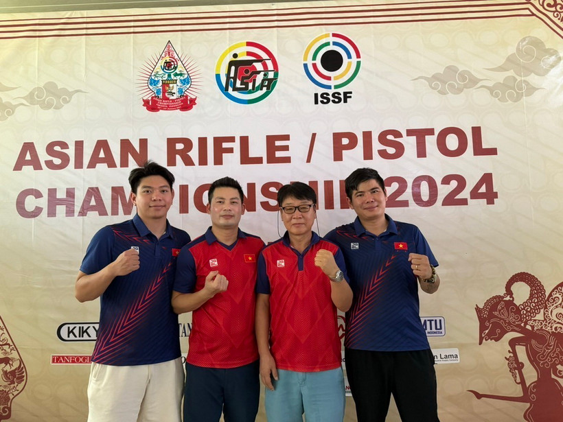 Huấn luyện viên trưởng Park Chung Gun (đeo kính) cùng ba xạ thủ giành huy chương Bạc nội dung súng ngắn bắn nhanh nam tại Giải vô địch súng trường/súng lục châu Á 2024 ở Jakarta, Indonesia hồi tháng 1/2024. (Ảnh: Đỗ Quyên/TTXVN)