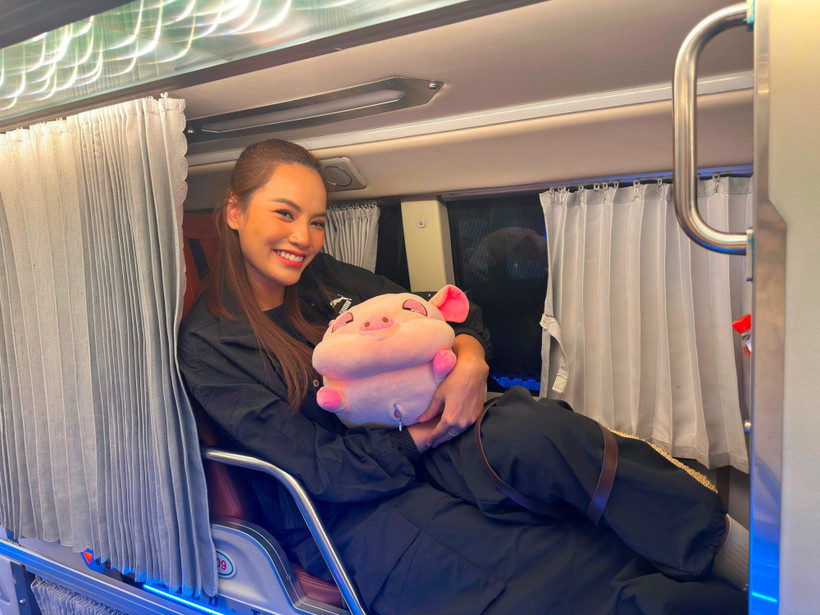 Á hậu Lê Hoàng Phương đi “xe đò” về quê tri ân thầy cô trường cũ. (Ảnh: CTV/Vietnam+)