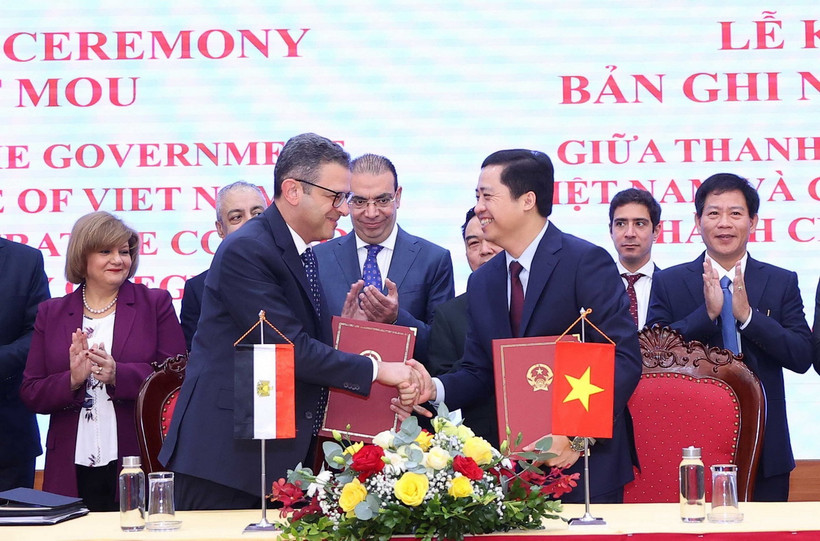 Phó Tổng Thanh tra Chính phủ Dương Quốc Huy và Phó Chủ tịch Cơ quan Giám sát Hành chính Ai Cập Tamer El Fargany ký Bản ghi nhớ hợp tác. (Ảnh: Văn Điệp/TTXVN)