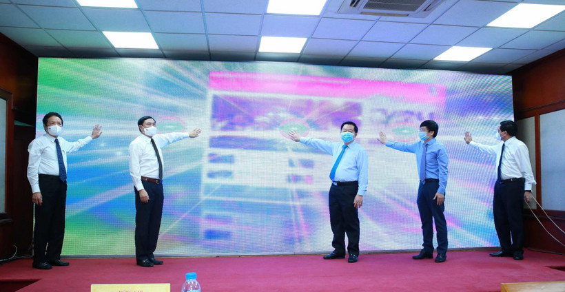 Ông Nguyễn Trọng Nghĩa, Bí thư Trung ương Đảng, Trưởng Ban Tuyên giáo Trung ương cùng các đại biểu thực hiện nghi thức khai trương giao diện mới và ra mắt ứng dụng trên thiết bị di động của Báo điện tử Đảng Cộng sản Việt Nam. (Ảnh: Phương Hoa/TTXVN)