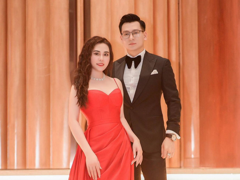 MC Thế Cương và Đương kim Mrs Grand International Phan Kim Oanh, đồng thời là Trưởng ban tổ chức cuộc thi Mrs Earth Vietnam 2024. (Ảnh: BTC)