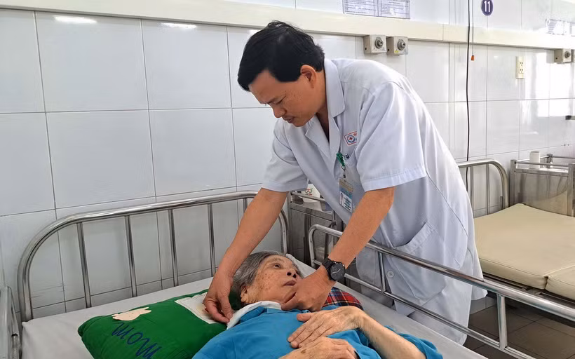 Bác sỹ thăm khám cho bệnh nhân sau khi phẫu thuật. (Ảnh: TTXVN phát)
