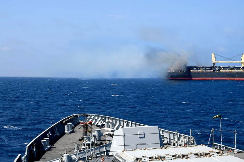 Một con tàu bị lực lượng Houthi tấn công trên Vịnh Aden. (Ảnh: AFP/TTXVN)