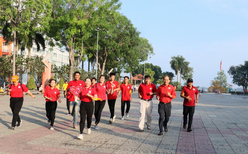 Chương trình chạy hưởng ứng chiến dịch 'Triệu bước chân nhân ái' năm 2024 tại thành phố Vĩnh Long, tỉnh Vĩnh Long. (Ảnh: Lê Thúy Hằng/TTXVN)