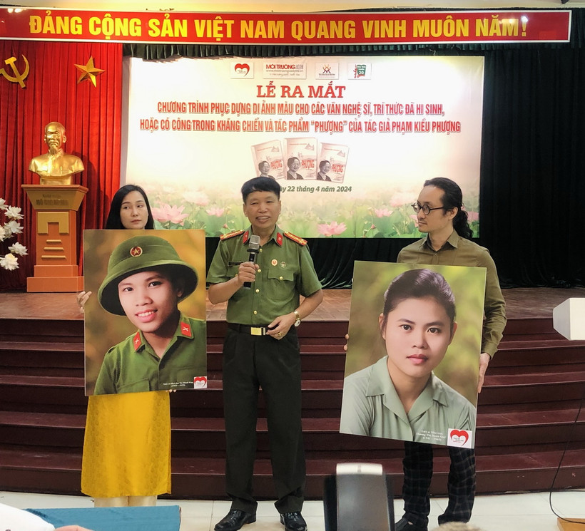 Đại tá, nhà văn Đặng Vương Hưng chia sẻ về Chương trình phục dựng di ảnh màu cho các văn nghệ sỹ, trí thức đã hy sinh hoặc có công trong kháng chiến. (Ảnh: Phương Lan/TTXVN)