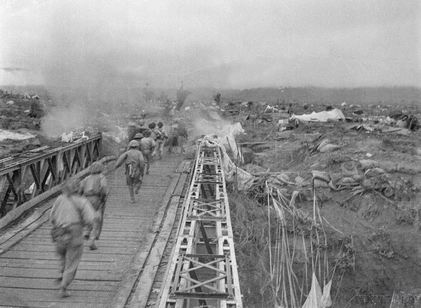 Bộ đội ta vượt qua cầu Mường Thanh, tấn công vào Sở chỉ huy Tập đoàn cứ điểm Điện Biên Phủ, chiều 7/5/1954. (Ảnh: Tư liệu TTXVN)