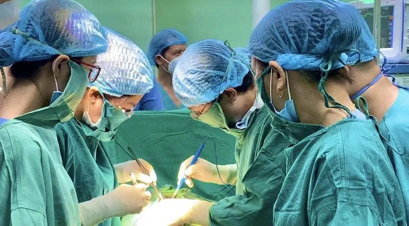 Các bác sỹ Bệnh viện Phụ sản Trung ương và Bệnh viện Tim Hà Nội phối hợp phẫu thuật cho thai phụ mắc bệnh lý tim bẩm sinh. (Ảnh do bệnh viên cung cấp)