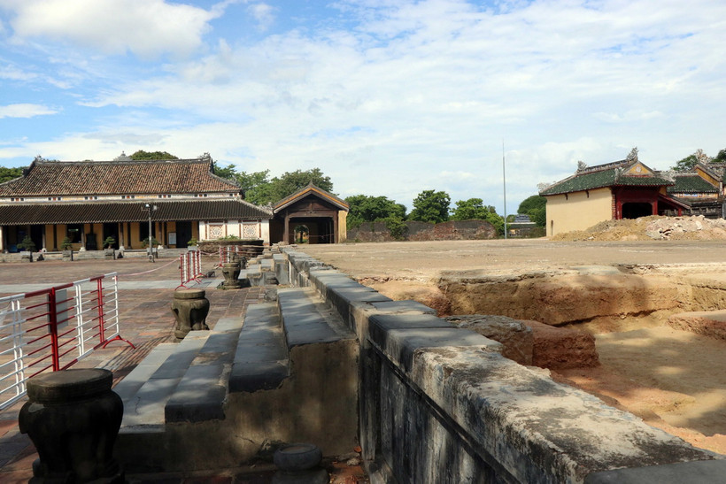 Khai quật, khảo cổ học hệ thống nền móng Điện Cần Chánh trong Đại Nội Huế. (Ảnh: Đỗ Trưởng/TTXVN)