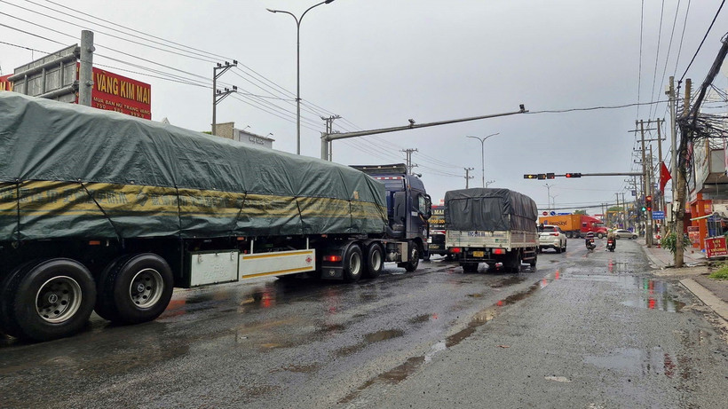 Lưu lượng xe trên Quốc lộ 51 ở mức hơn 60.000 xe/ngày đêm, gấp 7-8 lần so với thiết kế. (Ảnh: Đoàn Mạnh Dương/TTXVN)