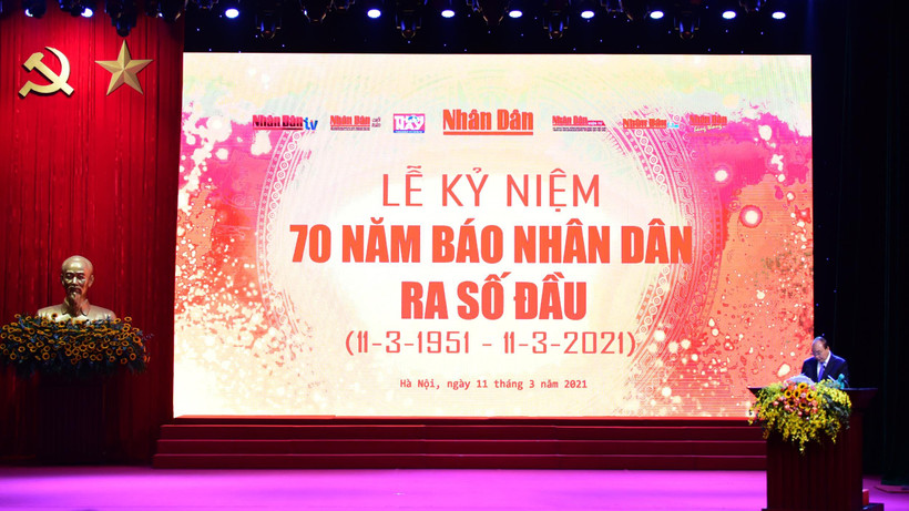 Thủ tướng Nguyễn Xuân Phúc phát biểu tại Lễ kỷ niệm 70 năm ngày Báo Nhân dân ra số đầu tiên. (Ảnh: Thi Uyên/Vietnam+)