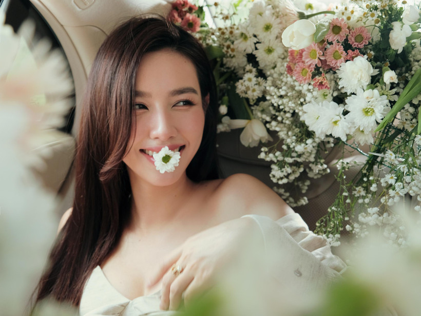 Thay vì trang điểm cầu kỳ, hoa hậu sinh năm 1998 chọn trở về với nét nhẹ nhàng để tôn lên vẻ đẹp trong trẻo. (Ảnh: Vietnam+)