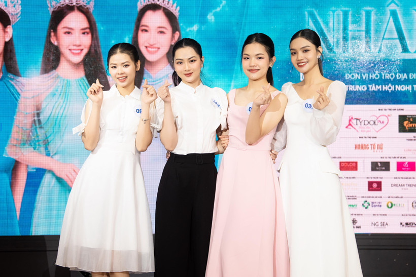 Các thí sinh sau phần trình bày dự án nhân ái. (Ảnh: BTC)