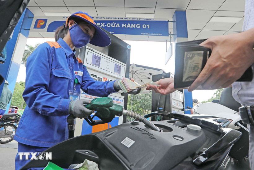 Mua bán xăng, dầu tại điểm kinh doanh xăng dầu Petrolimex. (Ảnh: Trần Việt/TTXVN)