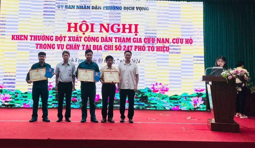 Trao tặng giấy khen cho công dân tham gia chữa cháy và cứu nạn cứu hộ. (Nguồn: Công an thành phố Hà Nội)