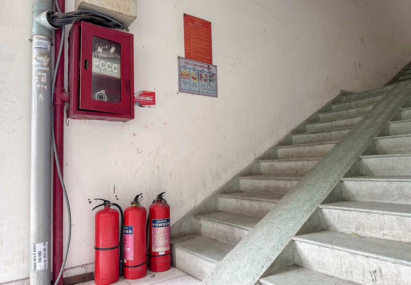 Khu vực để thiết bị phòng cháy, chữa cháy tại một tòa nhà. (Ảnh: Thanh Liêm/TTXVN)