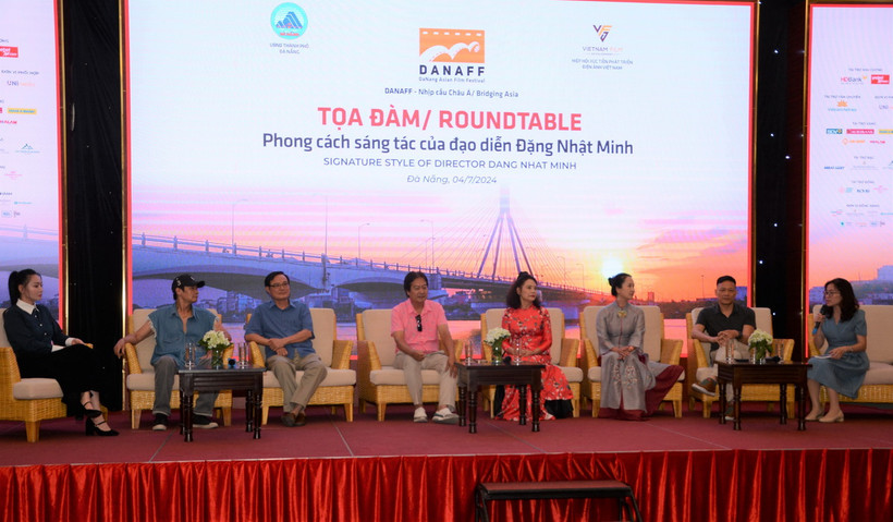 Các nghệ sỹ, diễn giả trao đổi, thảo luận tại buổi tọa đàm. (Ảnh: Văn Dũng/TTXVN)