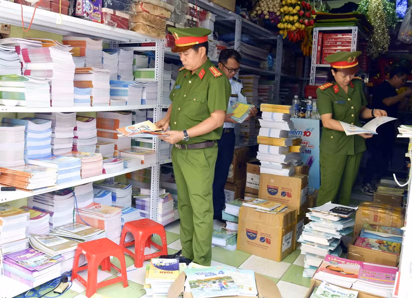 Lực lượng Cảnh sát Kinh tế (Công an tỉnh Quảng Bình) kiểm tra phát hiện hai cơ sở buôn bán sách, vở lậu trên địa bàn. (Ảnh: TTXVN phát)