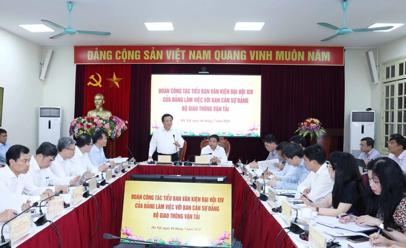 Đoàn Tiểu ban Văn kiện Đại hội XIV của Đảng làm việc với Ban Cán sự Đảng Bộ Giao thông Vận tải. (Ảnh: Phương Hoa/TTXVN)