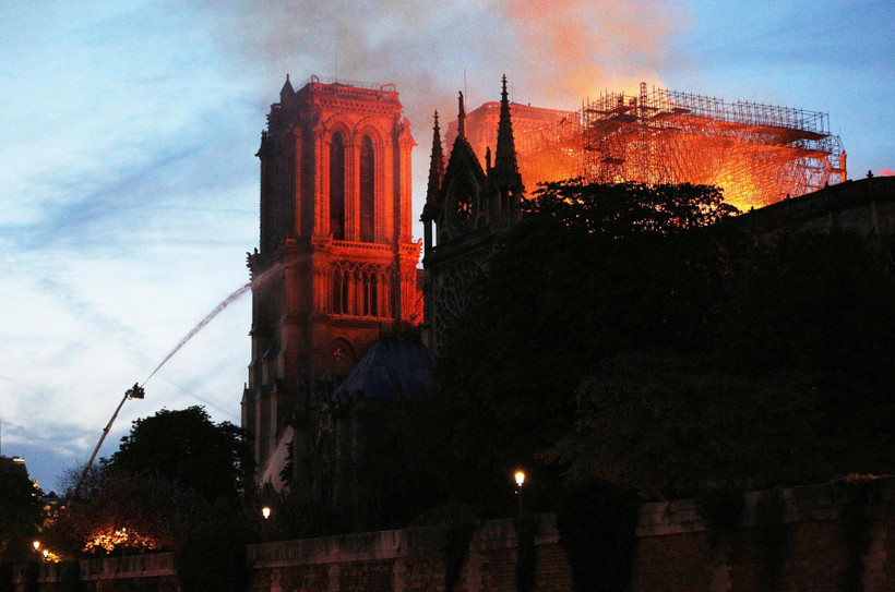 Hiện trường vụ hỏa hoạn tại Nhà thờ Đức Bà ở Paris, Pháp, ngày 15/4/2019. (Ảnh: THX/TTXVN)