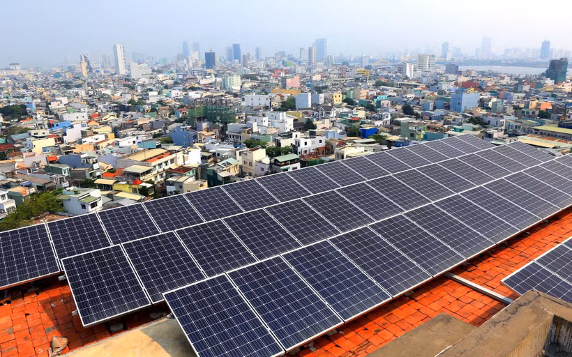 Hệ thống Điện mặt trời áp mái được lắp đặt và đưa vào sử dụng tại nhà làm việc Tổng Công ty Điện lực miền Trung. (Ảnh: Ngọc Hà/TTXVN)