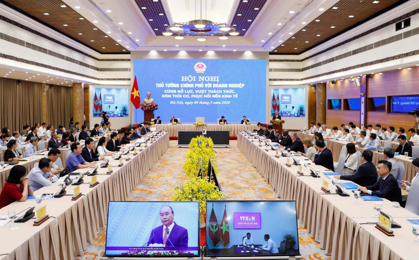 Thủ tướng Nguyễn Xuân Phúc chủ trì Hội nghị trực tuyến Thủ tướng Chính phủ với doanh nghiệp. (Ảnh: Thống Nhất/TTXVN)