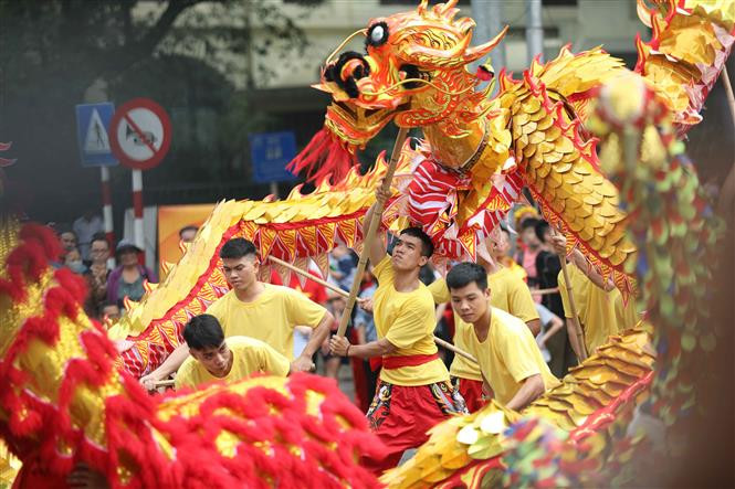 Màn múa rồng, múa lân, tái hiện các sự kiện lịch sử truyền thống vẻ vang của dân tộc. (Ảnh: Thanh Tùng/TTXVN)