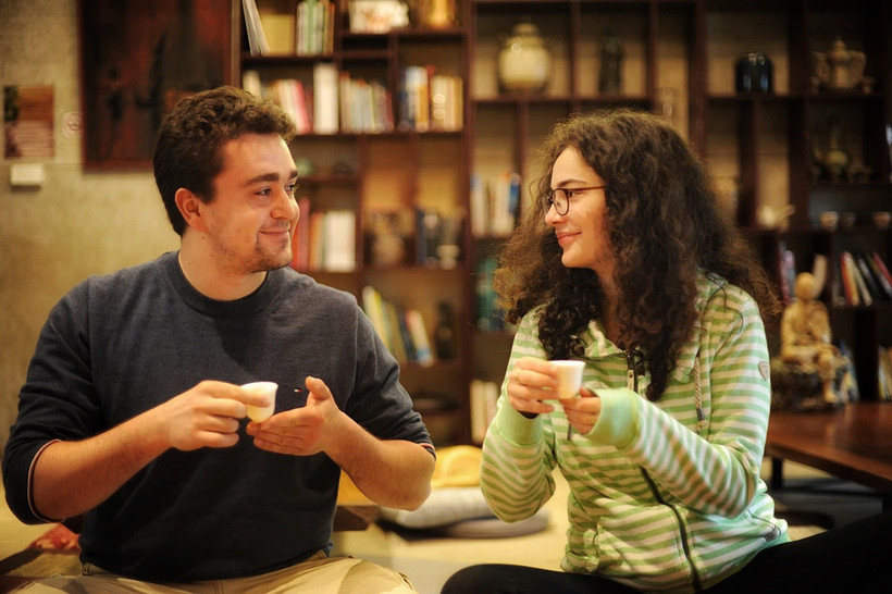 Du khách quốc tế trải nghiệm trà Việt Nam. (Ảnh: Mai Mai/Vietnam+)