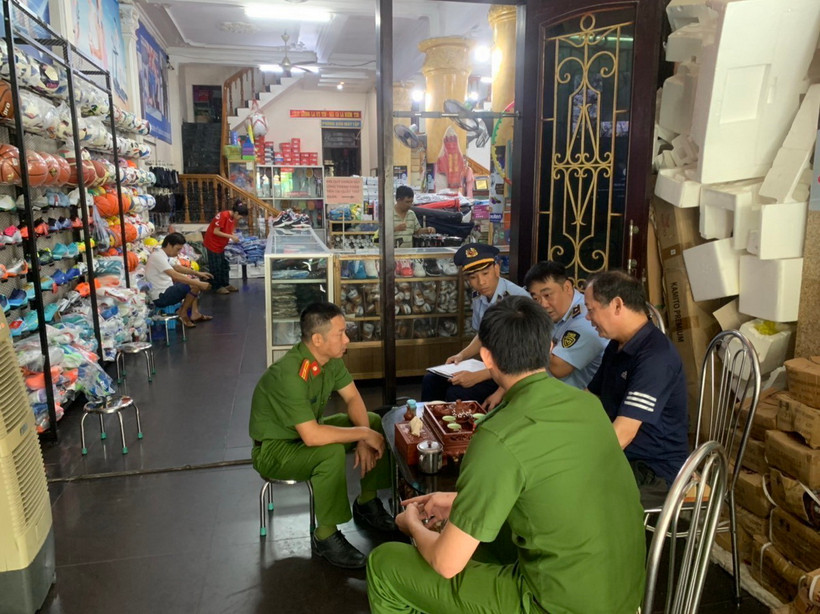 Lực lượng quản lý thị trường tỉnh Thanh Hóa phối hợp với Phòng PC03 Công an tỉnh Thanh Hóa kiểm tra các cửa hàng kinh doanh quần áo, giày dép. (Ảnh: TTXVN phát)
