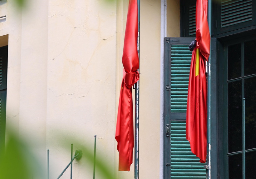 Treo cờ rủ tưởng nhớ Tổng Bí thư Nguyễn Phú Trọng. (Ảnh: Văn Điệp/TTXVN)