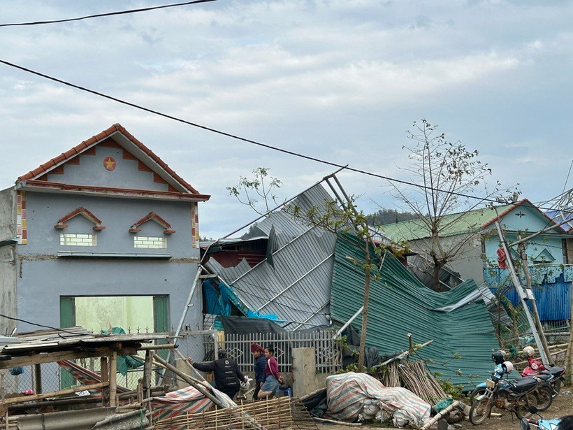 Nhà dân trên địa bàn huyện Sốp Cộp bị tốc mái sau trận mưa đá, giông lốc xảy ra vào khoảng 13 giờ 30 phút, ngày 22/3. (Ảnh: TTXVN phát)