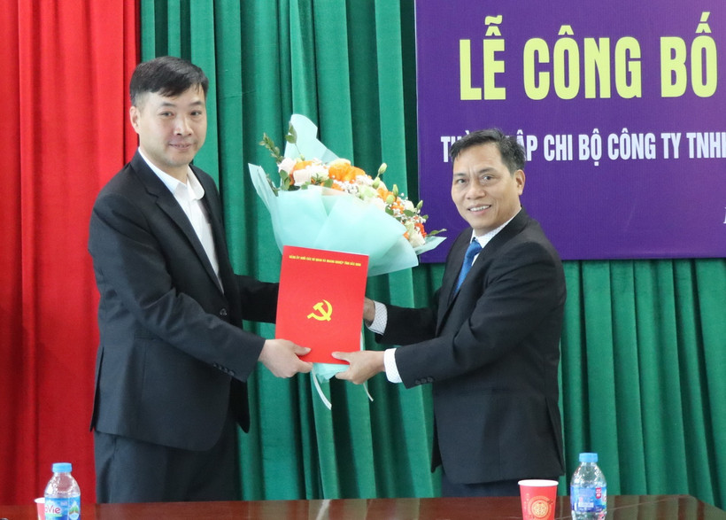 Đại diện Đảng ủy Khối các Cơ quan và Doanh nghiệp tỉnh Bắc Ninh trao Quyết định thành lập Chi bộ Công ty Trách nhiệm hữu hạn Sản xuất và Thương mại D.T.H. (Ảnh: Thái Hùng/TTXVN)