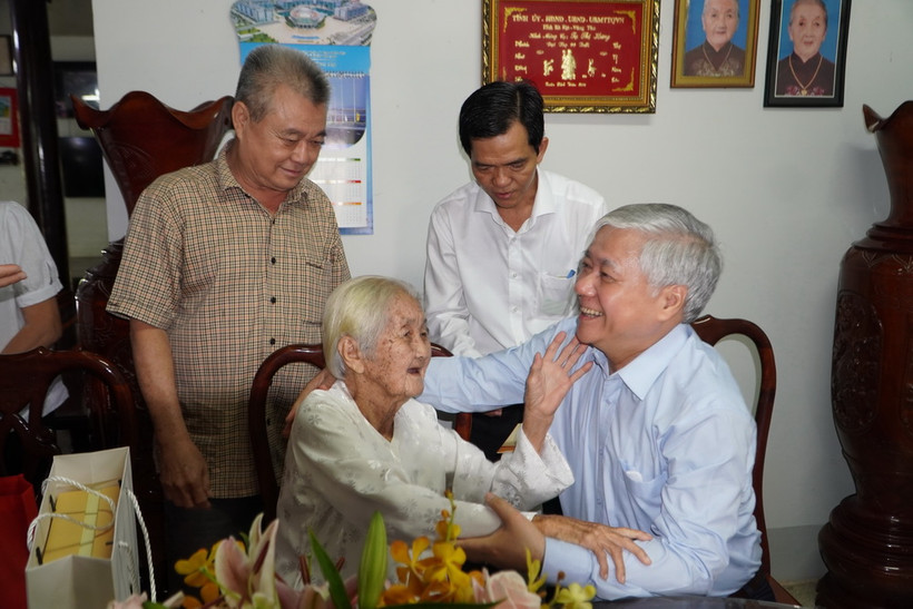 Chủ tịch Ủy ban Trung ương Mặt trận Tổ quốc Việt Nam Đỗ Văn Chiến thăm gia đình bà Tạ Thị Hưng (vợ liệt sỹ, sống tại huyện Đất Đỏ, tỉnh Bà Rịa-Vũng Tàu). (Ảnh: Huỳnh Sơn/TTXVN)