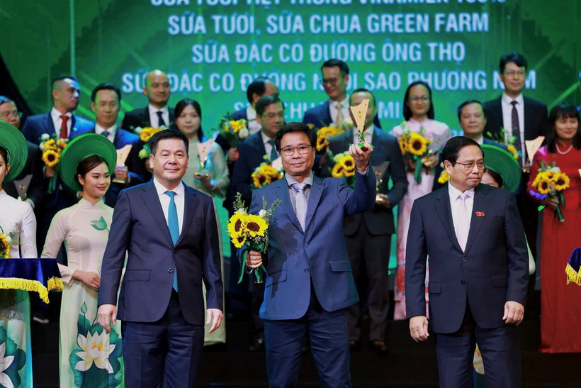 Ông Lê Hoàng Minh, Giám đốc Điều hành Sản xuất, đại diện Vinamilk đón nhận cúp Thương hiệu quốc gia.