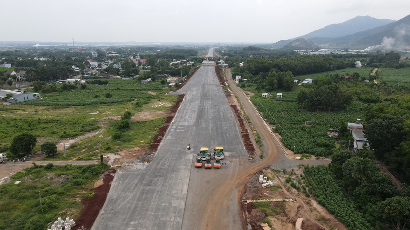 Thi công Dự án thành phần 3 Cao tốc Biên Hòa-Vũng Tàu giai đoạn 1 đoạn qua tỉnh Bà Rịa-Vũng Tàu. (Ảnh: Huỳnh Sơn/TTXVN)