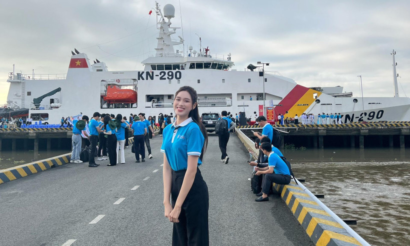 Hoa hậu Đỗ Thị Hà chuẩn bị bước lên hải trình đến với Trường Sa. (Ảnh: NVCC)