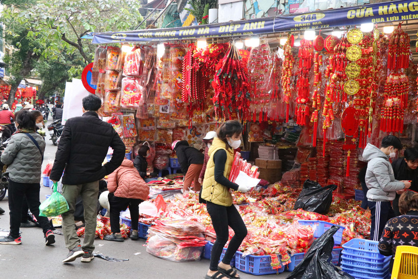 Các cửa hàng kinh doanh tất bật chuẩn bị hàng hoá phục vụ nhu cầu trang trí dịp Tết của người tiêu dùng. (Ảnh: Việt Anh/Vietnam+)