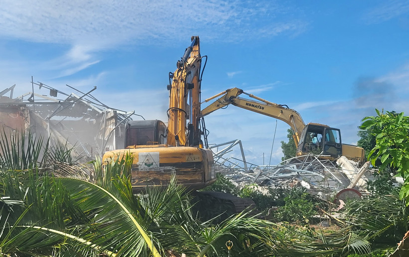 Cưỡng chế tháo dỡ công trình xây dựng trong khu lấn chiếm đất trái phép. (Ảnh: Lê Huy Hải/TTXVN)