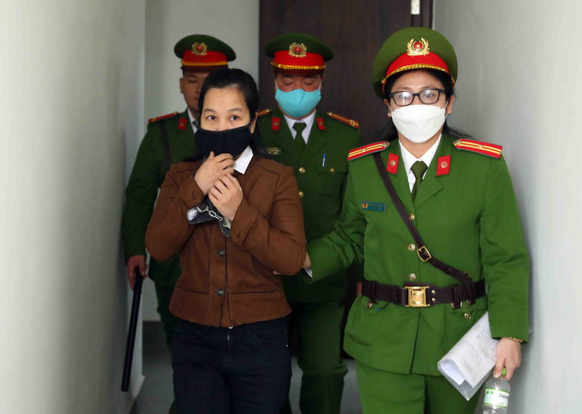 Bị cáo Nguyễn Thị Hà Thành đến phiên tòa xét xử sơ thẩm hồi năm 2022. (Ảnh: Phạm Kiên/TTXVN)