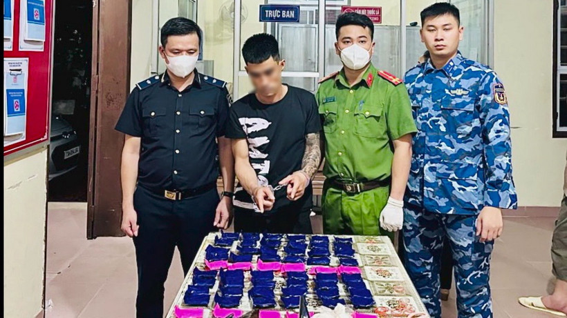 Đối tượng Nguyễn Lâm Trường cùng tang vật bị bắt giữ. (Ảnh: TTXVN phát)