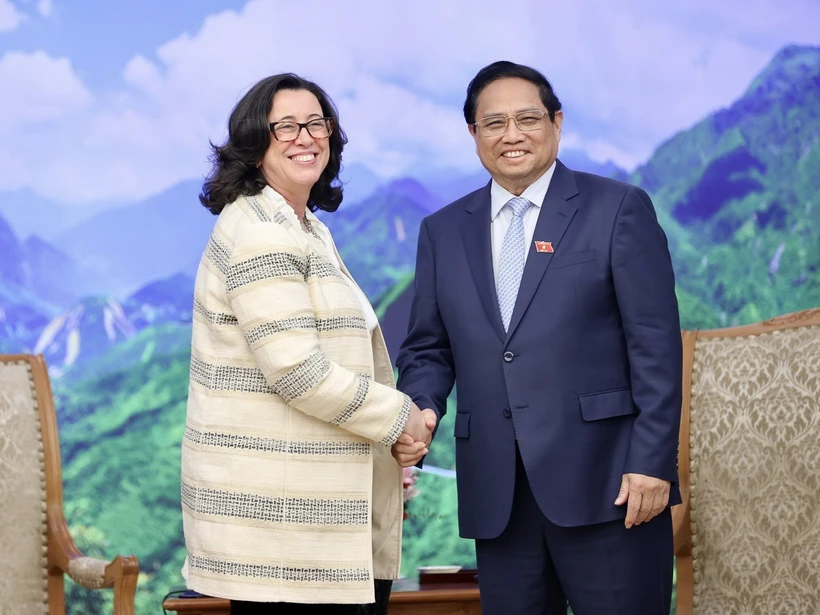 Thủ tướng Phạm Minh Chính tiếp bà Manuela V. Ferro, Phó Chủ tịch Ngân hàng Thế giới. (Ảnh: Dương Giang/TTXVN)