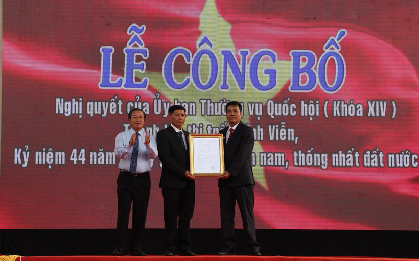 Phó Chủ tịch Quốc hội Đỗ Bá Tỵ dự Lễ trao Nghị quyết thành lập thị trấn Vĩnh Viễn. (Ảnh: Hồng Thái/TTXVN)