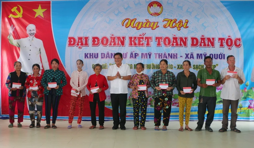 Ông Dương Sà Kha, Chủ tịch Ủy ban MTTQ Việt Nam tỉnh Sóc Trăng tặng quà cho hộ nghèo tại khu dân cư xã Mỹ Quới, thị xã Ngã Năm, tỉnh Sóc Trăng. (Ảnh Tuấn Phi/TTXVN)