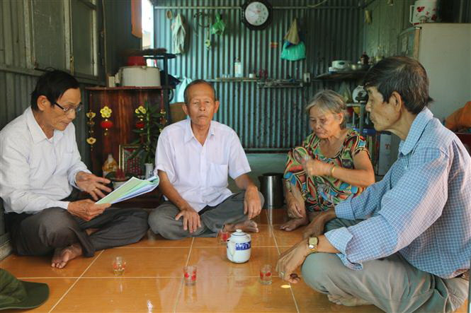 Trưởng Ban Công tác Mặt trận ấp Cầu Ngang, xã Long Hựu Đông, huyện Cần Đước, tỉnh Long An tuyên truyền những chủ trương của Đảng, chính sách, pháp luật của Nhà nước cho nhân dân địa phương. (Ảnh: Thanh Bình/TTXVN)