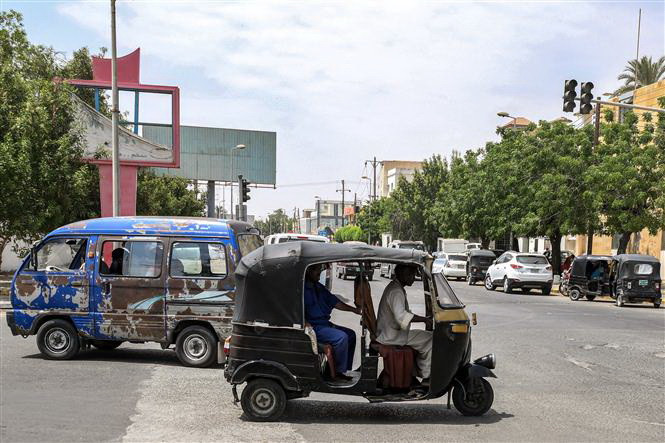 Các phương tiện di chuyển trên một tuyến phố ở Port Sudan. (Ảnh: AFP/TTXVN)