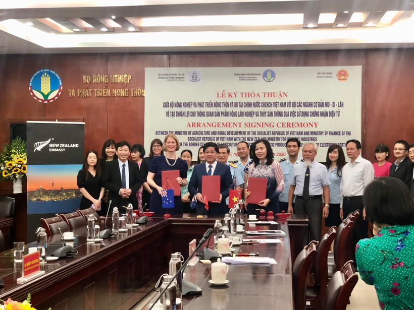 Lễ ký kết bản thỏa thuận hợp tác nhằm thành lập hệ thống chứng nhận điện tử song phương đầu tiên dành cho các sản phẩm thực phẩm và nông-lâm nghiệp giữa Việt Nam và New Zealand ngày 21/7, tại Hà Nội. (Ảnh: Lam Phan/Vietnam+)
