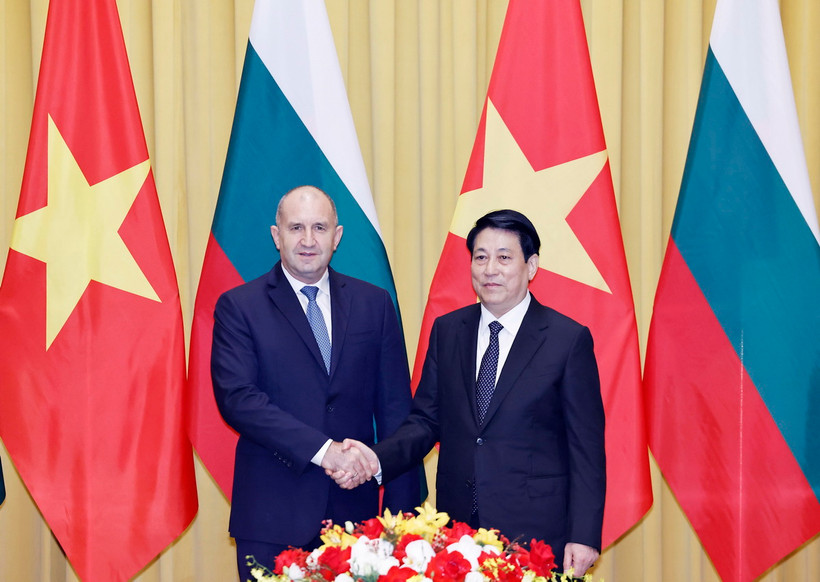 Chủ tịch nước Lương Cường và Tổng thống Bulgaria Rumen Radev chụp ảnh chung. (Ảnh: Lâm Khánh/TTXVN)